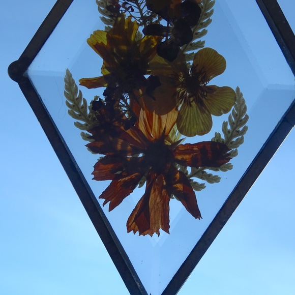 Vintage 1970s Dried Floral Flower Power Cottagecore Glass Diamond Suncatcher - Picture 4 of 8